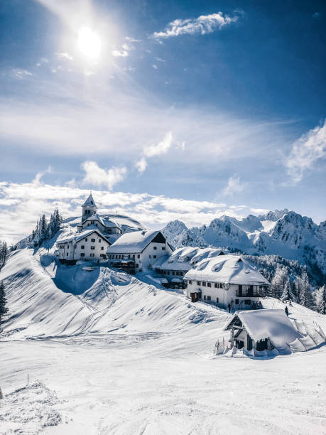 a small village on the mountain peak in wintertime - estância de esqui imagens e fotografias de stock