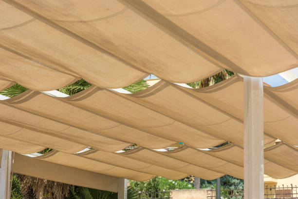 차일 tensioning 로프와 테라스의 지붕 - shade textile roof covering 뉴스 사진 이미지