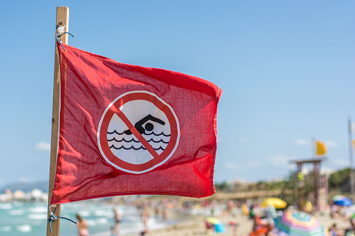 Banner for a bathing prohibition on a full beach