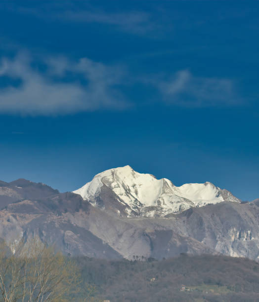istock view of apuan alps 1067788006
