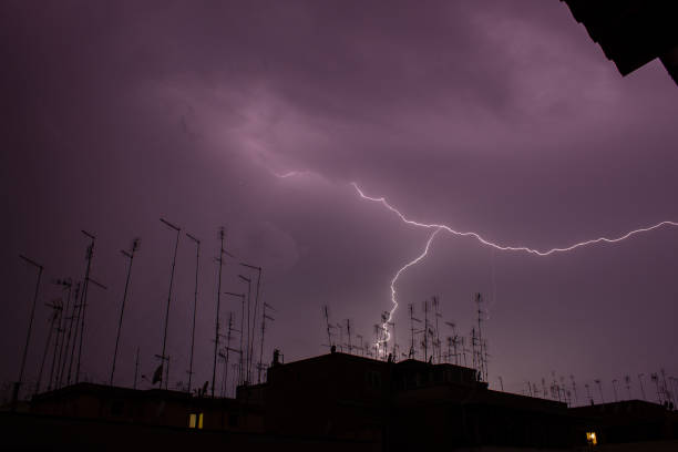 roma, con relámpagos de la tempestad de truenos - imperial rome flash fotografías e imágenes de stock