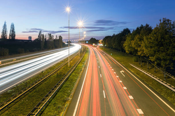 istock Snelweg met verkeer in de avond 1067809916