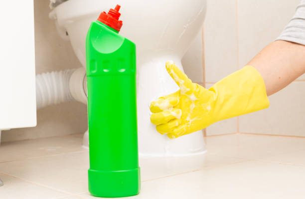 istock Thumb up for bottle cleaning product 1067815408