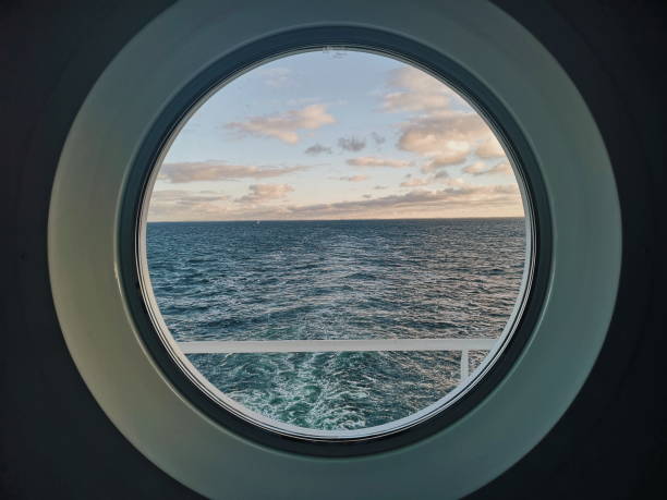 finestre in mare su una nave da crociera - porthole foto e immagini stock