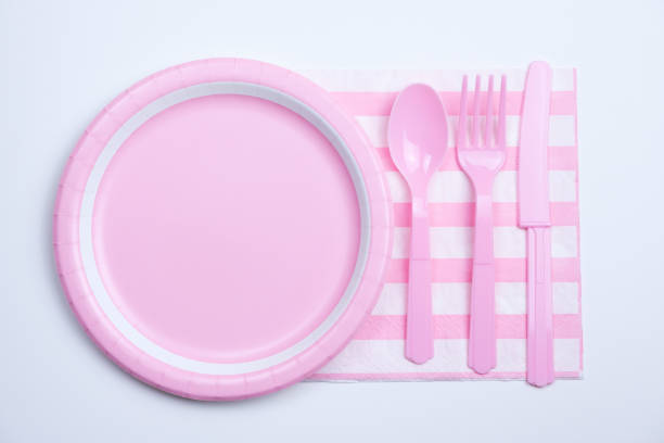 プラスチック スプーン、フォークとナイフでピンク色の紙皿 - spoon fork table knife place setting ストックフォトと画像