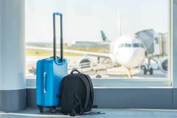 equipaje de mano frente a un plano - aeropuerto fotos fotografías e imágenes de stock