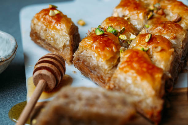 baklava dolce perfetto con pistacchio su sfondo marmoreo - baklawa foto e immagini stock