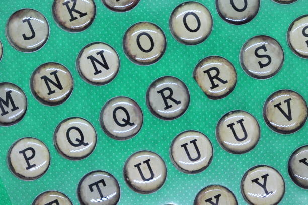 капитальные буквы j, k, m, n, p, q, r, s, u алфавита, в ретро кругах, как пишущая машинка ключи, на простом зеленом фоне - letter m typewriter key typewriter alphabet стоковые фото и изображения
