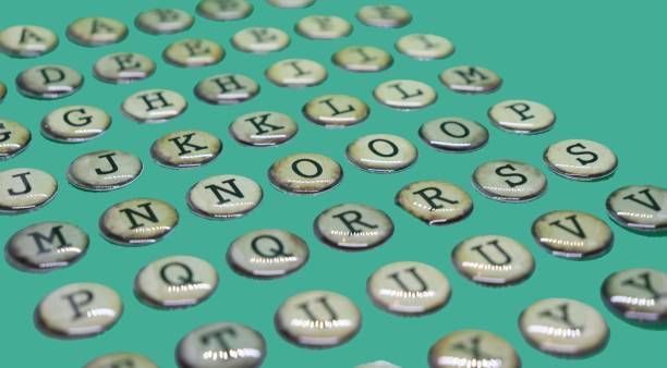 大文字の g、h、j、k、m、n、p、平野の緑の背景のタイプライターのキーのようなレトロな政界でのアルファベットの q - letter h typewriter key alphabet circle ストックフォトと画像