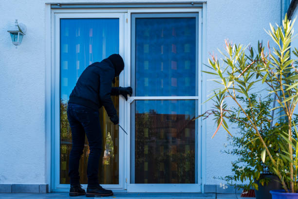 einbrecher öffnen hintertür eines hauses - burglary burglar thief house stock-fotos und bilder