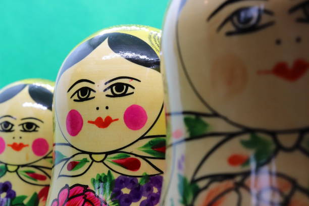 内部の木製の円、緑の背景に対してロシアの人形を塗装 - babushka russian nesting doll doll green ストックフォトと画像