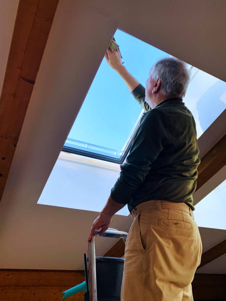 istock Senior man  cleaning the skylight windows 1067832124
