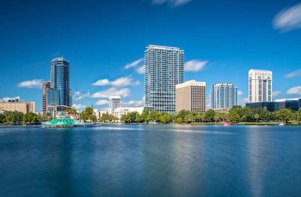 downtown orlando du parc du lac eola sur une belle journée ensoleillée - eola park photos et images de collection