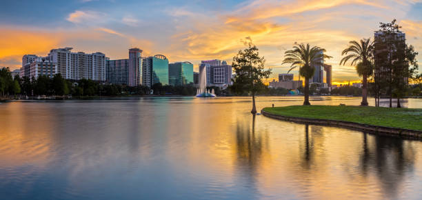 downtown orlando du parc du lac eola au coucher du soleil - eola park photos et images de collection