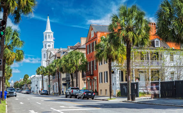 iglesia de st. michaels y broad st. en charleston, sc - south fotografías e imágenes de stock