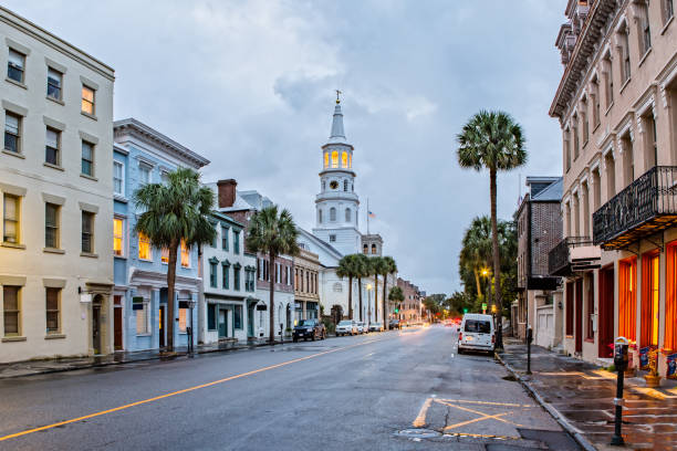 kościół św michaels w charleston, sc w zmierzchu - st michaels church zdjęcia i obrazy z banku zdjęć