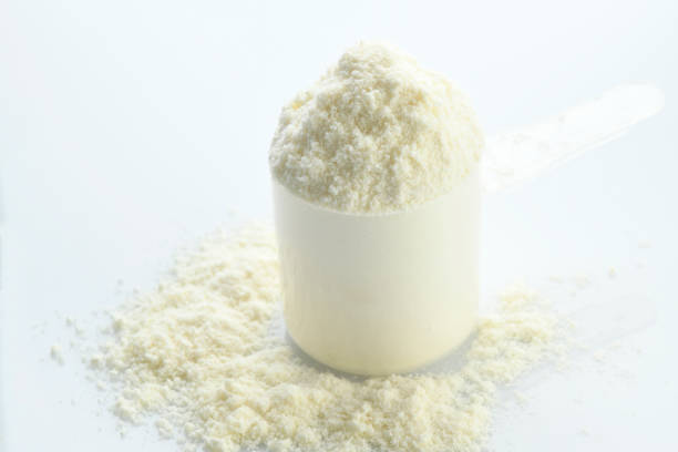 santé : scoop de protéines de lactosérum sur fond blanc tourné en studio - protein protein drink ground whey photos et images de collection