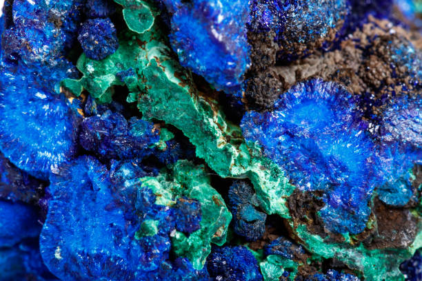 malachite pierre minérale de macro avec l’azurite sur fond blanc - azurite photos et images de collection