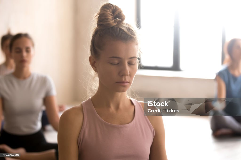 Attraktive Frau, meditieren mit Augen geschlossen - Lizenzfrei Entspannung Stock-Foto