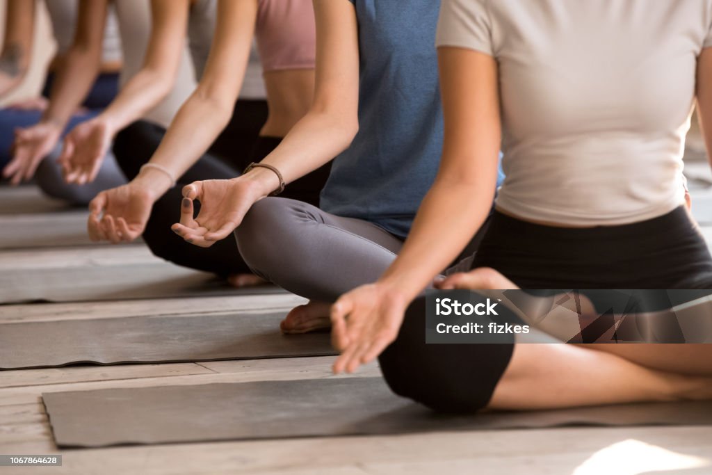 Gruppe von Frauen praktizieren Yoga in leicht Sitz, Nahaufnahme - Lizenzfrei Frauen Stock-Foto