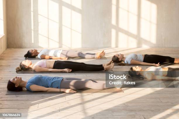 Gruppe Von Jugendlichen Üben Yoga Lektion Leiche Zu Tun Stockfoto und mehr Bilder von Liegen