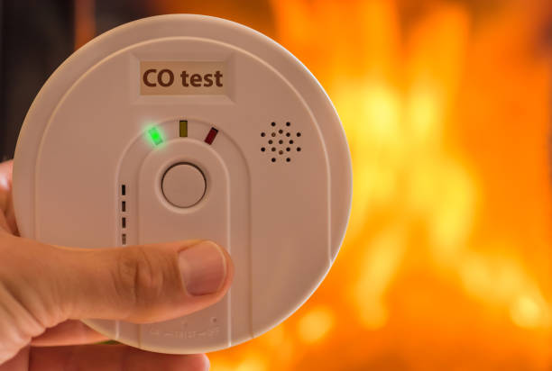alarma de monóxido de carbono en el aire para las habitaciones, calentada por estufas y chimeneas - living dangerous fotografías e imágenes de stock