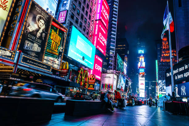 ニューヨークタイムズスクエア(タイムズスクエア)の夜景 - シアター・ディストリクト ストックフォトと画像