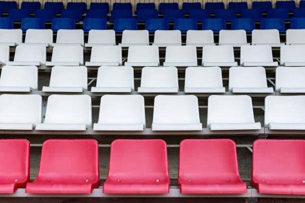 assentos do estádio, cor de bandeira de frança. futebol, futebol ou beisebol tribuna do estádio sem fãs. fim do jogo. - red white american football stadium soccer stadium - fotografias e filmes do acervo