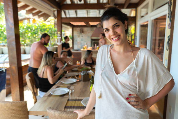 retrato de mujer en una reunión social en un tiempo de almuerzo en casa - azafata fotografías e imágenes de stock