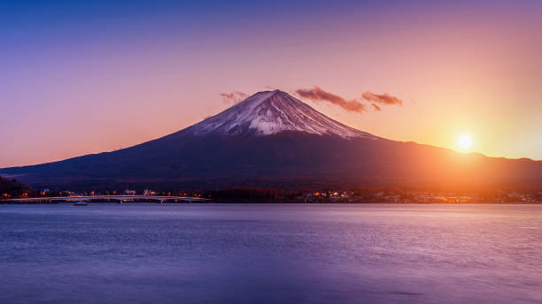 富士山と夕日、秋の季節富士山日本の山梨河口湖。 - volcano mt fuji autumn lake ストックフォトと画像