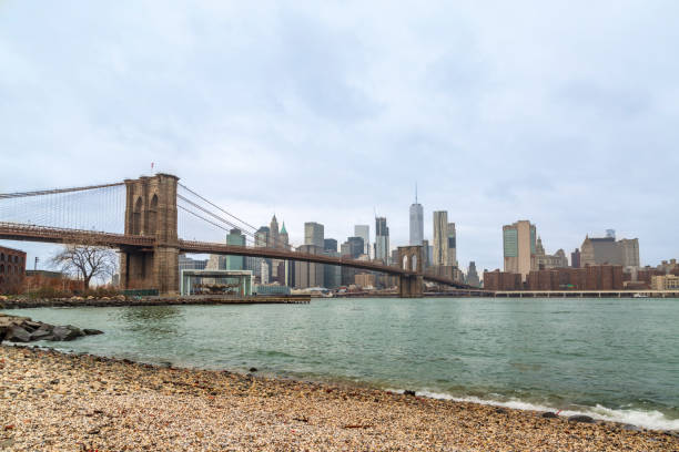 ponte de brooklyn e manhattan inferior da praia peddle em brooklyn, nova iorque, eua - lower downtown - fotografias e filmes do acervo