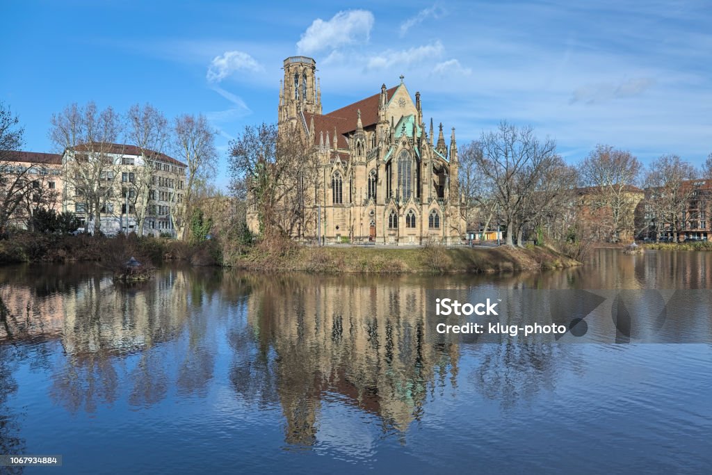 Iglesia De San Juan En El Lago De Fuego En Stuttgart Alemania Foto de stock  y más banco de imágenes de Iglesia - iStock