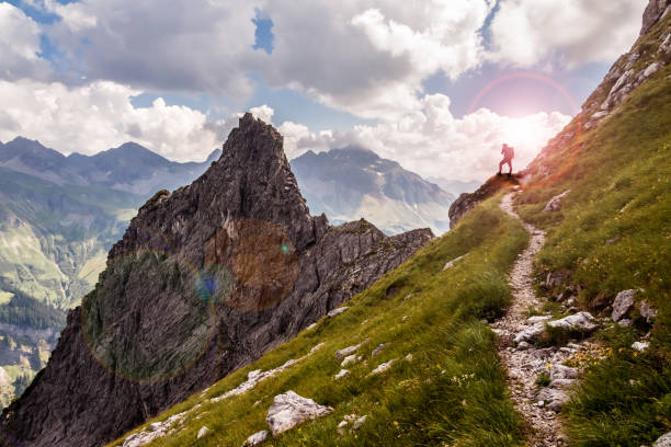 en la cima de las montañas - ridge fotografías e imágenes de stock