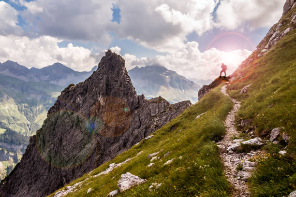 no topo das montanhas - mountain sunrise scenics european alps - fotografias e filmes do acervo
