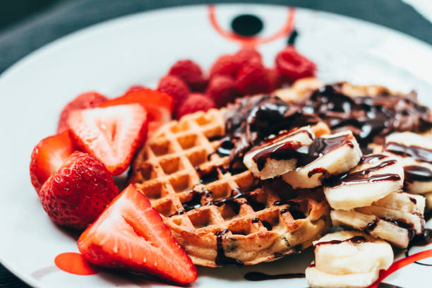 fraises et gaufres traditionnelles - waffle breakfast syrup food photos et images de collection