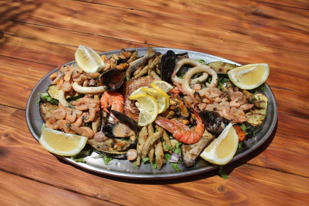 plato de mariscos en una mesa - prawn seafood plate serving dish fotografías e imágenes de stock