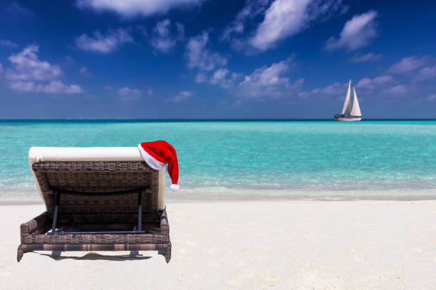 christmas vacation concept on a tropical beach - christmas beach sun tropical climate imagens e fotografias de stock