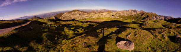 fotografia panoramica di un paesaggio del parco nazionale dei picos de europa - cantabria picos de europe mountains panoramic asturias foto e immagini stock