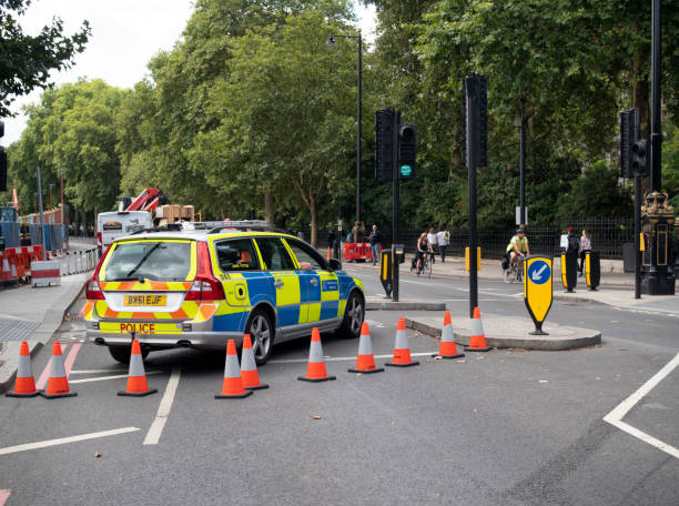 polícia-bloqueio na victoria embankment londres - pedestrian accident england street - fotografias e filmes do acervo