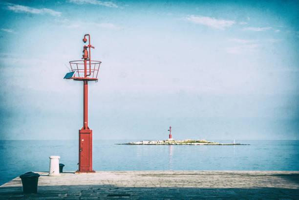 световой маяк на маленьком острове порек, аналоговый фильтр - 11992 стоковые фото и изображения