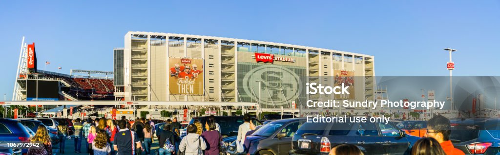 People Heading Towards The Entrance To Levis Stadium Stock Photo - Download  Image Now - iStock
