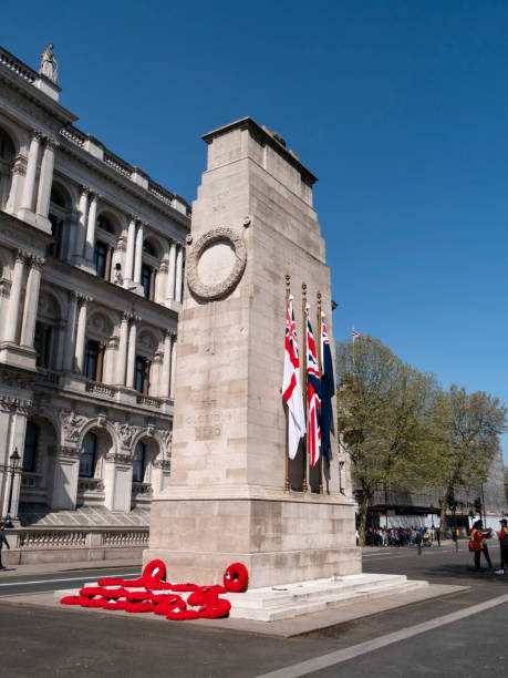 ghirlade e bandiere sul cenotafio a whitehall, londra - cenotaph foto e immagini stock