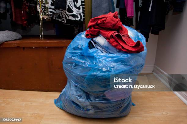 Foto de Saco De Roupa Para Doação e mais fotos de stock de Vestuário - Vestuário, Bolsa - Objeto manufaturado, Lixo