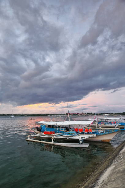 dramático skies-pôr do sol sobre barcos balangay ou bangka turísticos. puerto princesa-palawan-filipinas-0753 - mastro peça de embarcação - fotografias e filmes do acervo