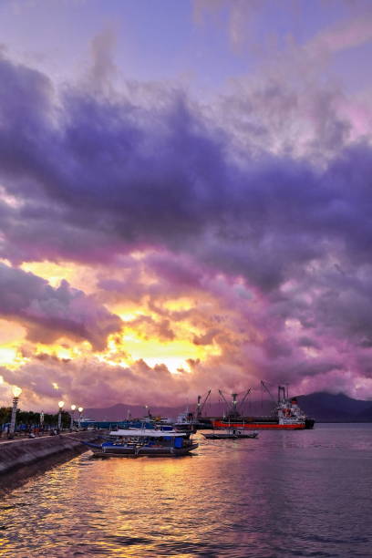 dramático skies-pôr do sol sobre barcos oceânicos de balangay-bangka carga e turística. p.princesa-palawan-filipinas-0755 - mastro peça de embarcação - fotografias e filmes do acervo