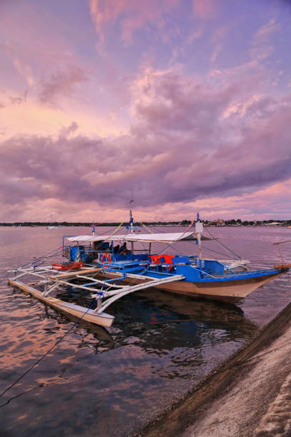 dramático skies-pôr do sol sobre turista balangay ou bangka barco. puerto princesa-palawan-filipinas-0754 - mastro peça de embarcação - fotografias e filmes do acervo