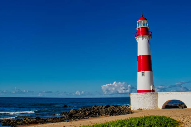plage d’itapua phare avec un ciel bleu, salvador, bahia, brésil - sea sign direction beacon photos et images de collection