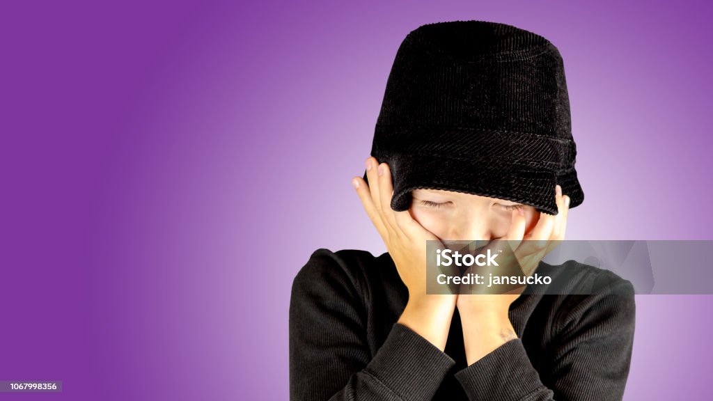 Nahaufnahme des jungen schwarzen Hemd und schwarzer Hut mit schüchtern Ausdruck, Lächeln - Lizenzfrei Aufregung Stock-Foto
