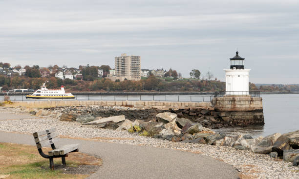 passe bateau ferry dans le port de portland par buh île phare - travel maine coast region lighthouse lighting equipment photos et images de collection