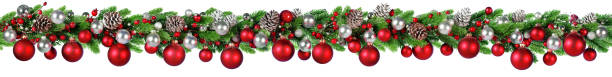 frontera de navidad - rojo y plata bola colgante en guirnalda de abeto - garland fotografías e imágenes de stock